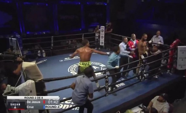 Foto - Ringde akıl almaz anlar! Hakem boksörü dövdü!