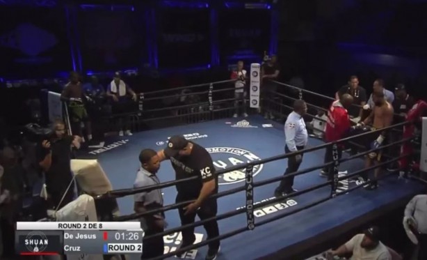 Foto - Ringde akıl almaz anlar! Hakem boksörü dövdü!