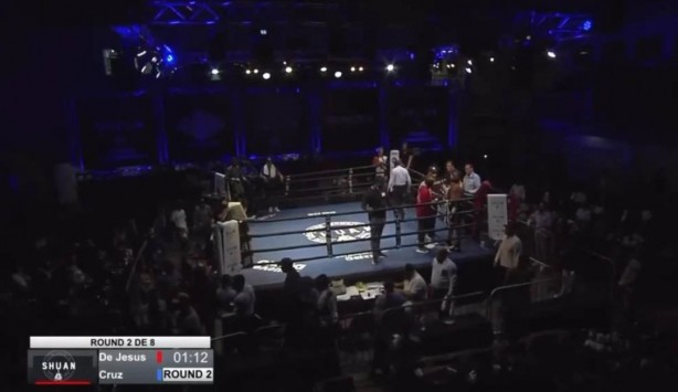 Foto - Ringde akıl almaz anlar! Hakem boksörü dövdü!