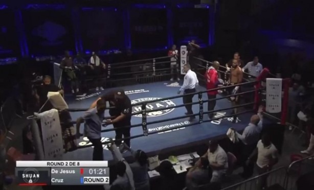 Foto - Ringde akıl almaz anlar! Hakem boksörü dövdü!