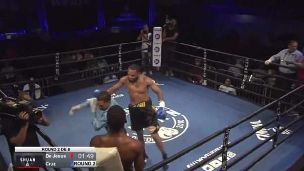 Foto - Ringde akıl almaz anlar! Hakem boksörü dövdü!