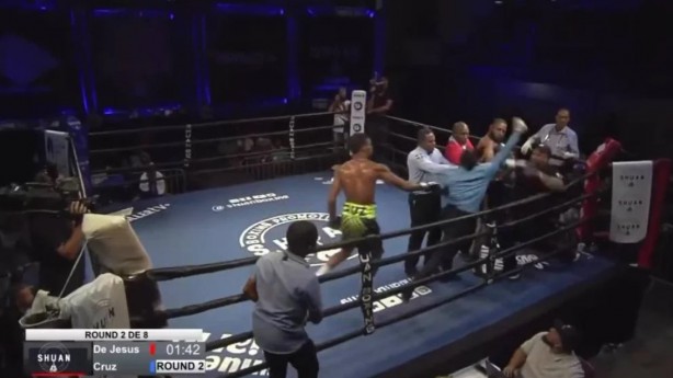 Foto - Ringde akıl almaz anlar! Hakem boksörü dövdü!