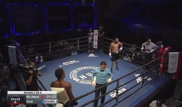 Foto - Ringde akıl almaz anlar! Hakem boksörü dövdü!