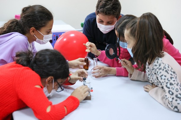 Foto - Rıza Bey Apartmanı'nda 2 çocuğunu kaybeden çift, köy okuluna laboratuvar yaptırdı