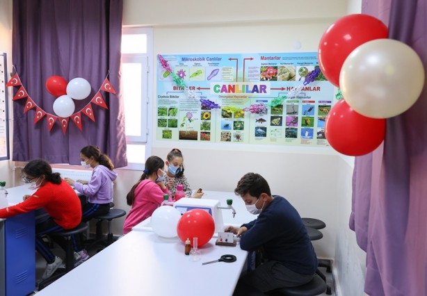 Foto - Rıza Bey Apartmanı'nda 2 çocuğunu kaybeden çift, köy okuluna laboratuvar yaptırdı