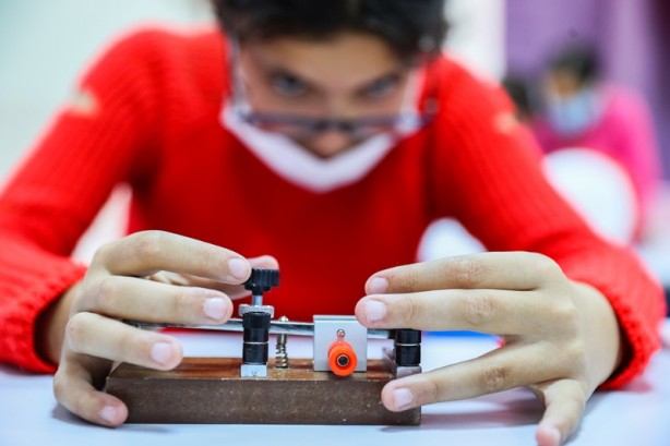 Foto - Rıza Bey Apartmanı'nda 2 çocuğunu kaybeden çift, köy okuluna laboratuvar yaptırdı