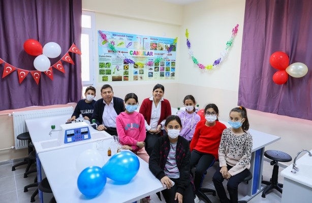 Foto - Rıza Bey Apartmanı'nda 2 çocuğunu kaybeden çift, köy okuluna laboratuvar yaptırdı