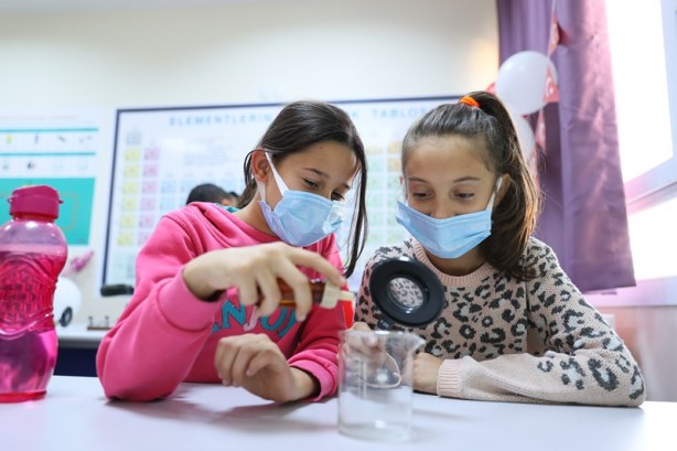 Foto - Rıza Bey Apartmanı'nda 2 çocuğunu kaybeden çift, köy okuluna laboratuvar yaptırdı