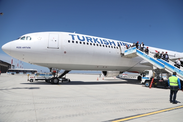 Foto - Rize-Artvin Havalimanı'na ilk uçak indi