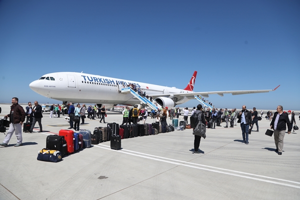 Foto - Rize-Artvin Havalimanı'na ilk uçak indi