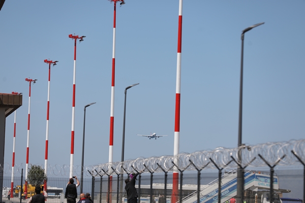 Rize-Artvin Havalimanı'na ilk uçak indi