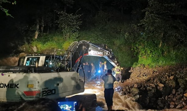 Foto - Rize-Kalkandere'de çaylıkta mahsur kalan 2 kişi kurtarıldı