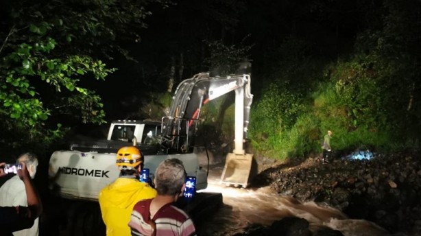 Rize-Kalkandere'de çaylıkta mahsur kalan 2 kişi kurtarıldı