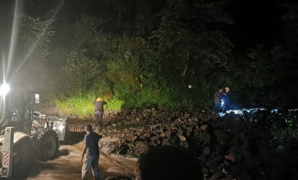 Foto - Rize-Kalkandere'de çaylıkta mahsur kalan 2 kişi kurtarıldı