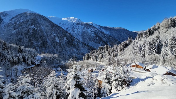 Rize ve Artvin'de 50 köyle ulaşım sağlanamıyor