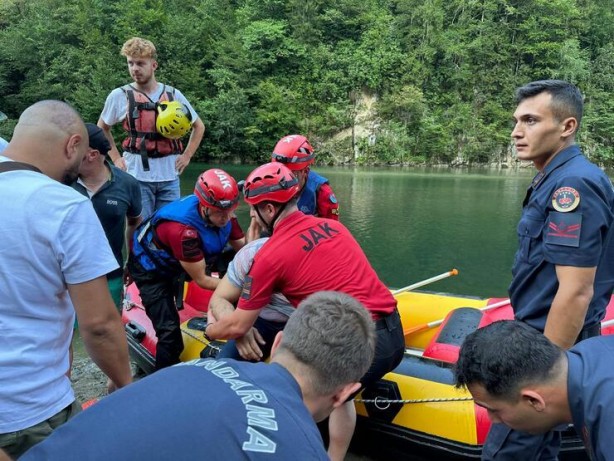 Foto - Rize'de derede akıntıya kapılan baba ve oğlu kurtarıldı