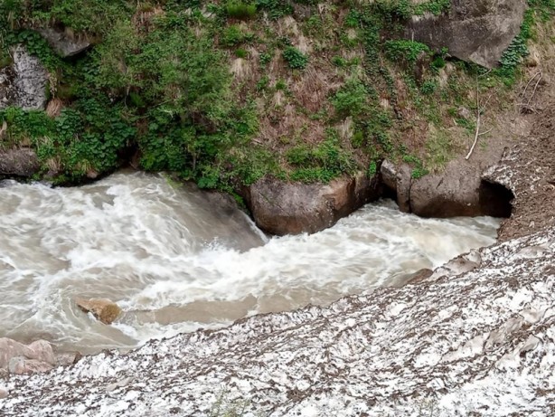 Foto - Rize'de dereye düşen turist kayboldu