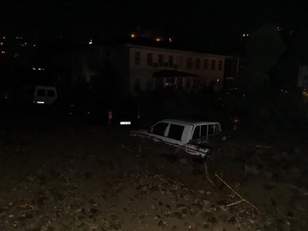 Foto - Rize'de etkili olan şiddetli sağanak maddi hasar ve can kaybına neden oldu
