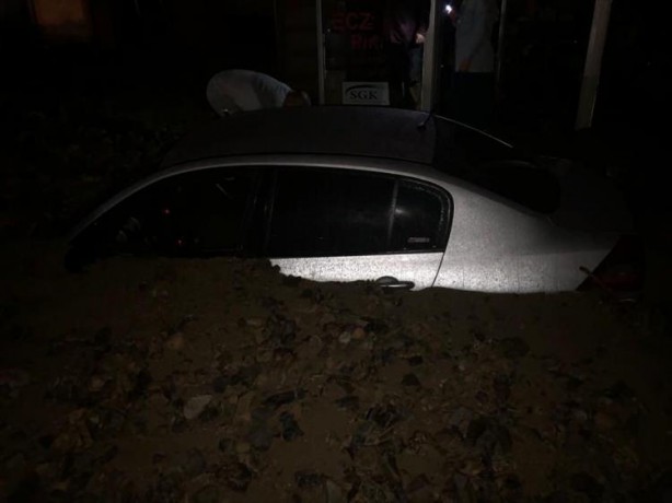 Foto - Rize'de etkili olan şiddetli sağanak maddi hasar ve can kaybına neden oldu