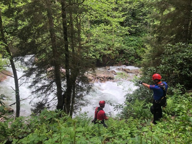 Foto - Rize'de fotoğraf çektirirken dereye düşen turisti arama çalışmaları sürüyor