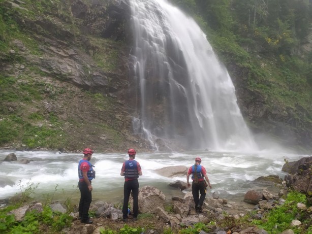 Foto - Rize'de fotoğraf çektirirken dereye düşen turisti arama çalışmaları sürüyor