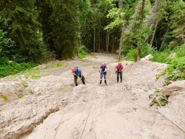 Foto - Rize'de fotoğraf çektirirken dereye düşen turisti arama çalışmaları sürüyor
