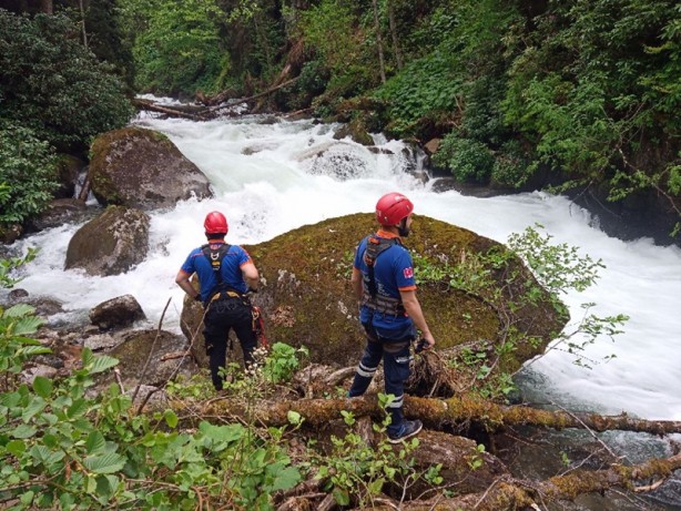 Foto - Rize'de fotoğraf çektirirken dereye düşen turisti arama çalışmaları sürüyor