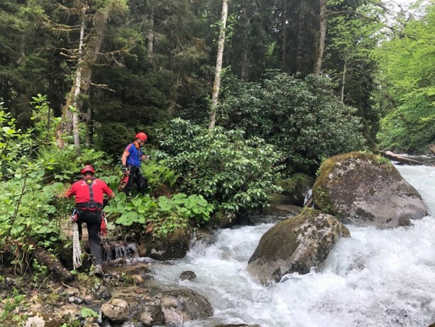 Rize'de fotoğraf çektirirken dereye düşen turisti arama çalışmaları sürüyor