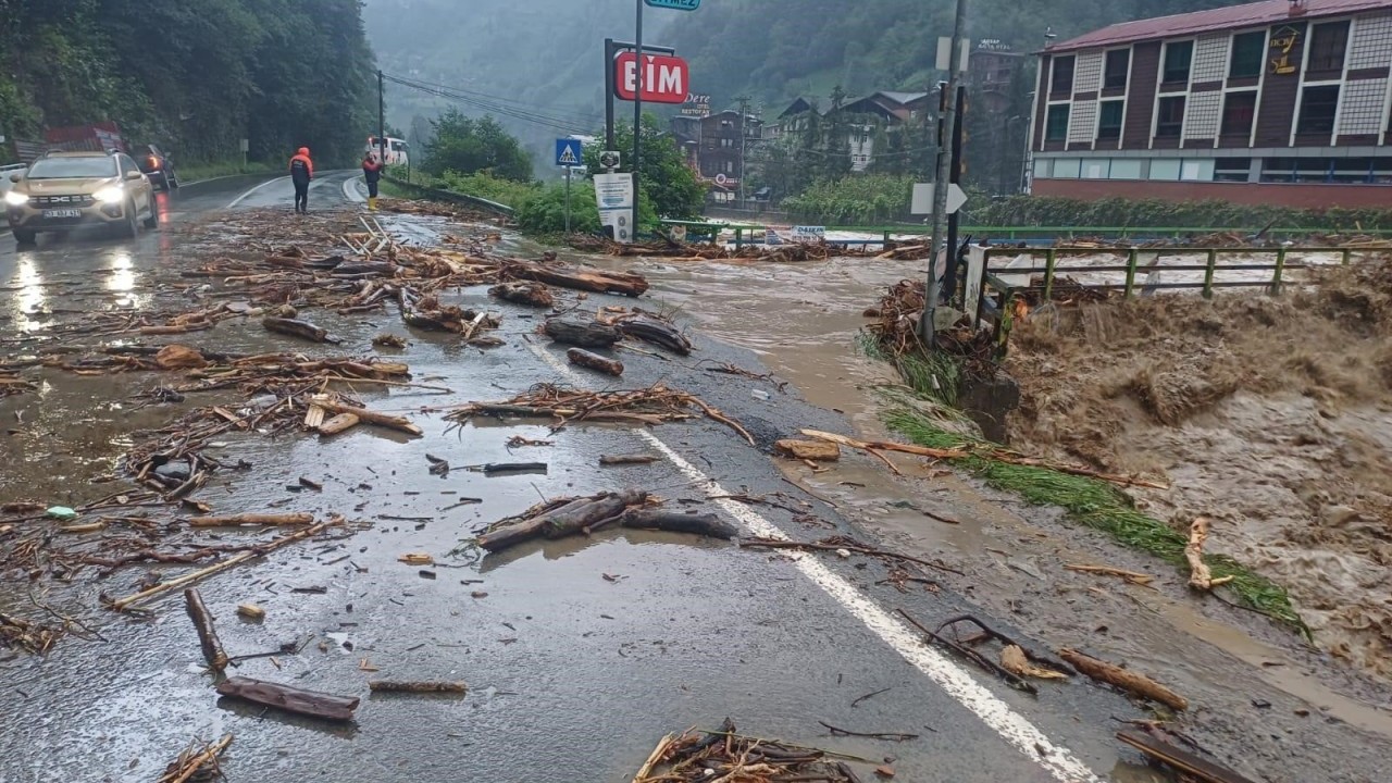 Foto - Rize’de heyelan hayatı felç etti! Yollar kapandı, köprü çöktü, vatandaşlar mahsur kaldı