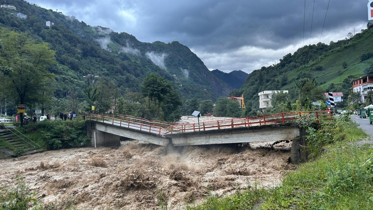 Foto - Rize’de heyelan hayatı felç etti! Yollar kapandı, köprü çöktü, vatandaşlar mahsur kaldı