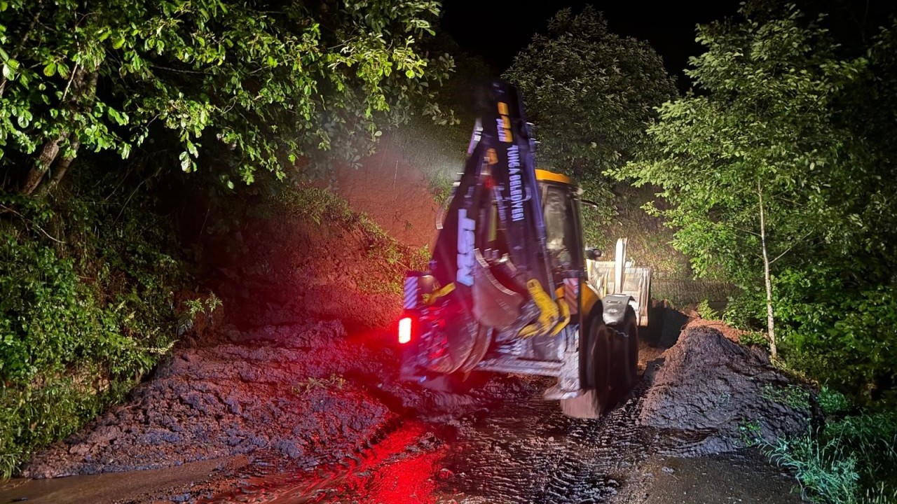 Foto - Rize’de heyelan hayatı felç etti! Yollar kapandı, köprü çöktü, vatandaşlar mahsur kaldı