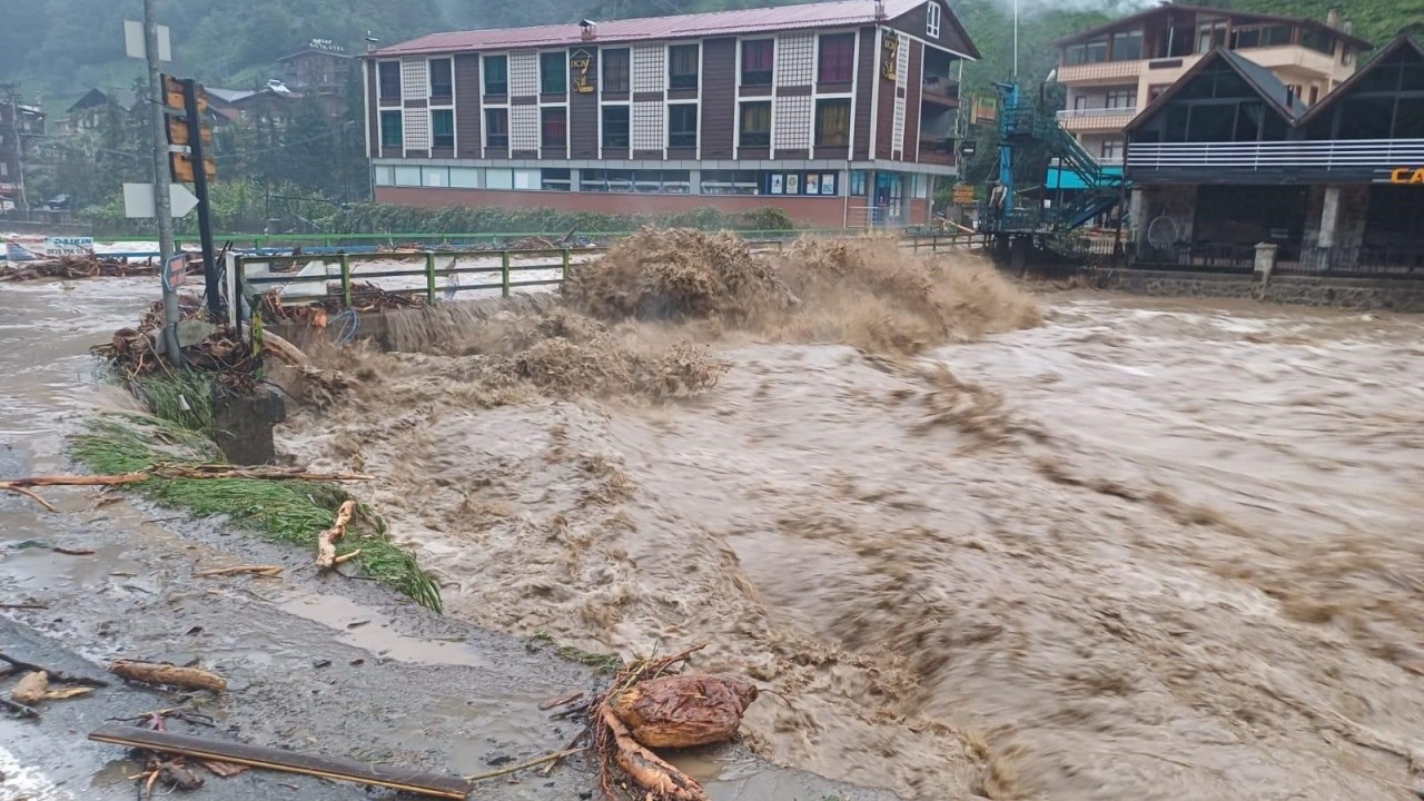Foto - Rize’de heyelan hayatı felç etti! Yollar kapandı, köprü çöktü, vatandaşlar mahsur kaldı