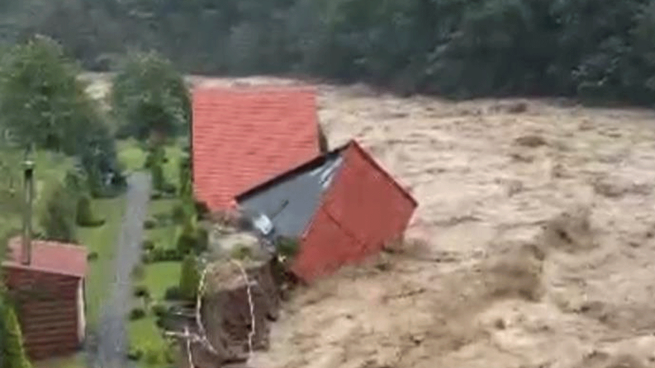 Foto - Rize’de heyelan hayatı felç etti! Yollar kapandı, köprü çöktü, vatandaşlar mahsur kaldı