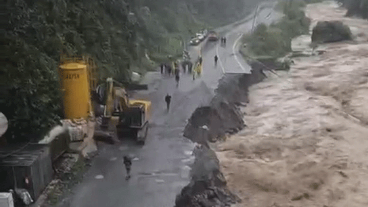 Foto - Rize’de heyelan hayatı felç etti! Yollar kapandı, köprü çöktü, vatandaşlar mahsur kaldı