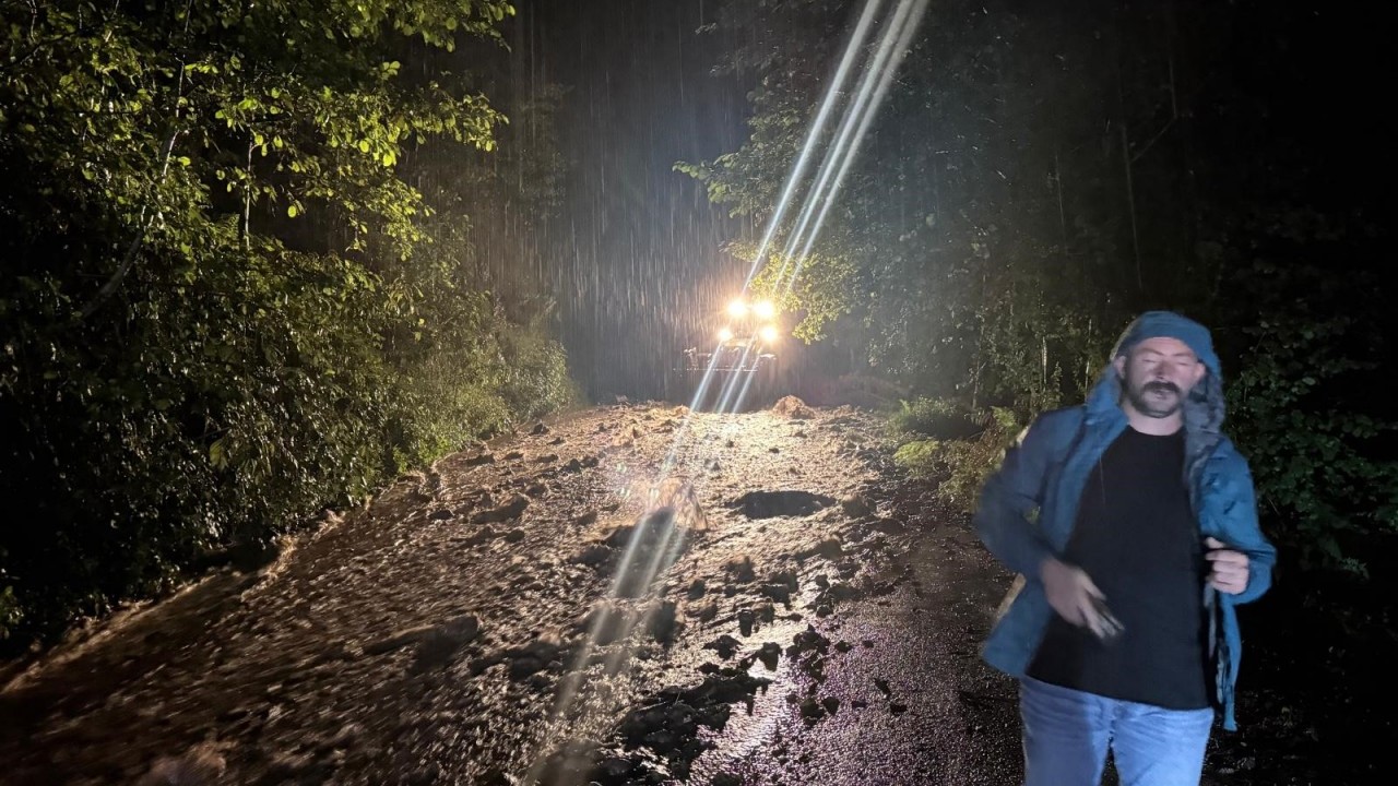 Foto - Rize’de heyelan hayatı felç etti! Yollar kapandı, köprü çöktü, vatandaşlar mahsur kaldı