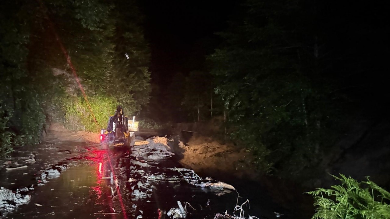 Rize’de heyelan hayatı felç etti! Yollar kapandı, köprü çöktü, vatandaşlar mahsur kaldı
