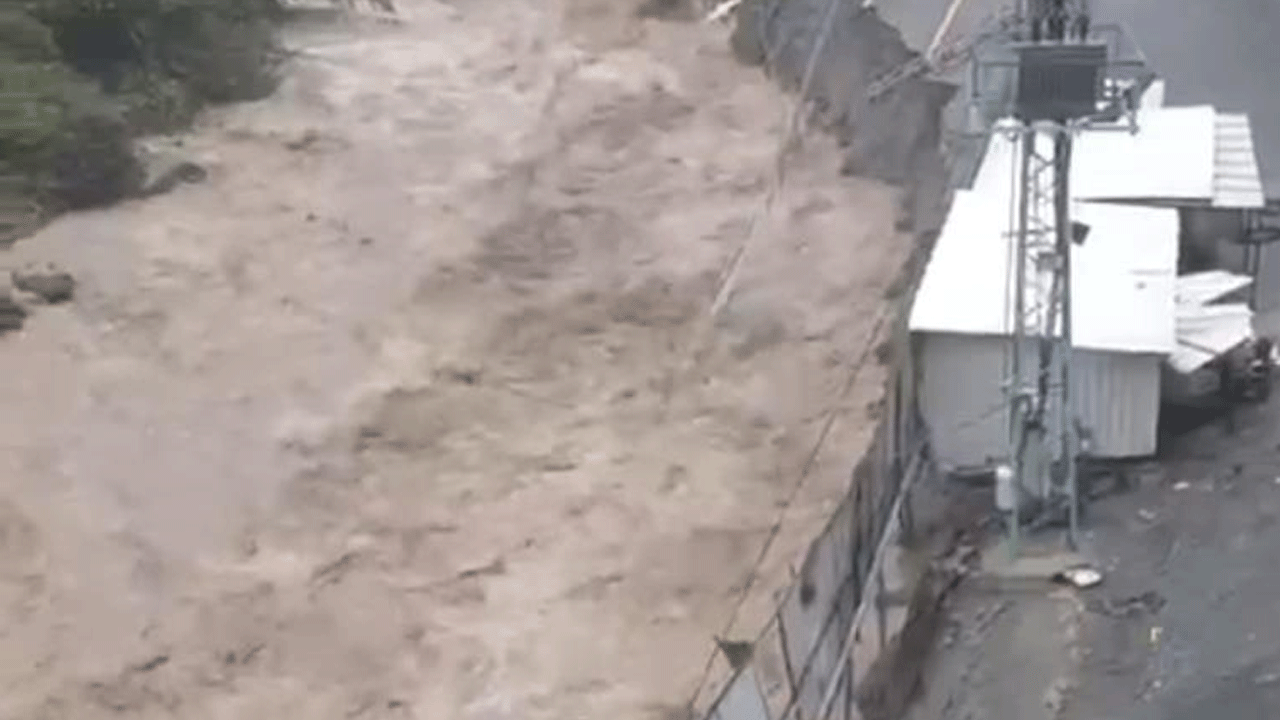 Foto - Rize’de heyelan hayatı felç etti! Yollar kapandı, köprü çöktü, vatandaşlar mahsur kaldı