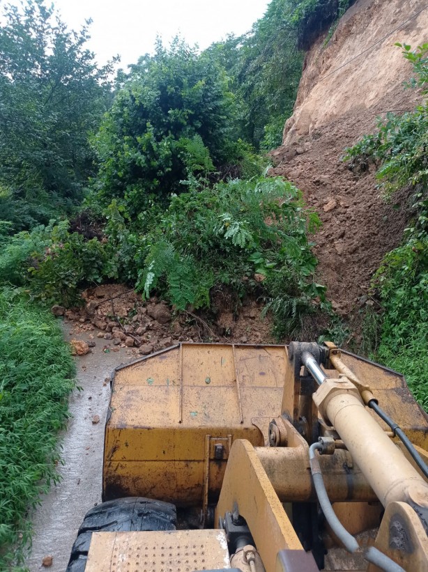 Foto - Rize'de heyelan! Köy yolları ulaşıma kapandı