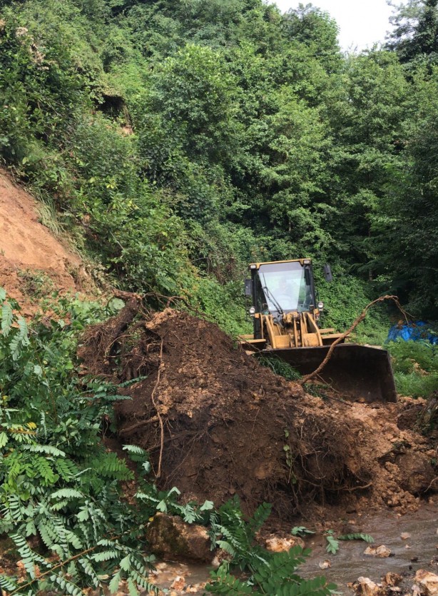 Rize'de heyelan! Köy yolları ulaşıma kapandı