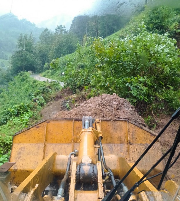 Foto - Rize'de heyelan! Köy yolları ulaşıma kapandı
