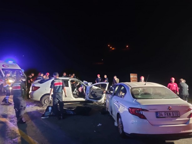 Foto - Rize'de iki otomobil kafa kafaya çarpıştı