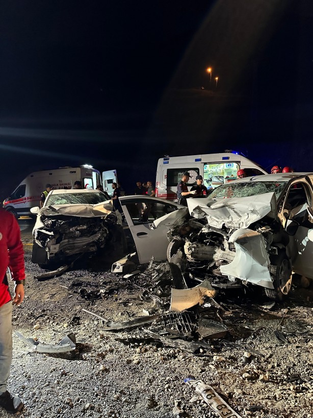 Rize'de iki otomobil kafa kafaya çarpıştı