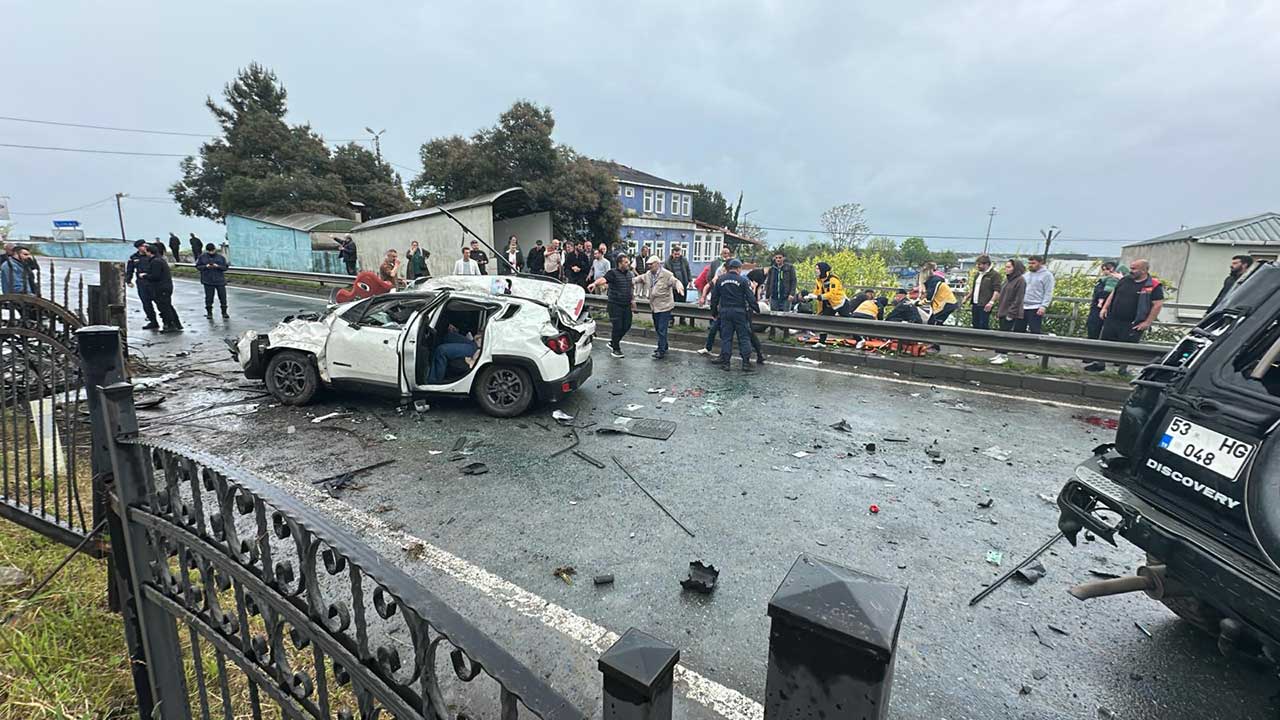 Rize'de korkunç kaza! Karşı şeride uçan cip diğer aracın üzerine düştü!