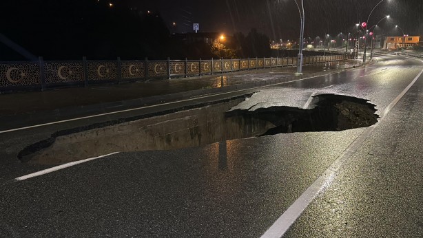 Foto - Rize'de sağanak; dereler taştı, heyelanlar meydana geldi, 23 köy yolu ulaşıma kapandı