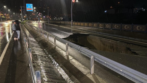Rize'de sağanak; dereler taştı, heyelanlar meydana geldi, 23 köy yolu ulaşıma kapandı