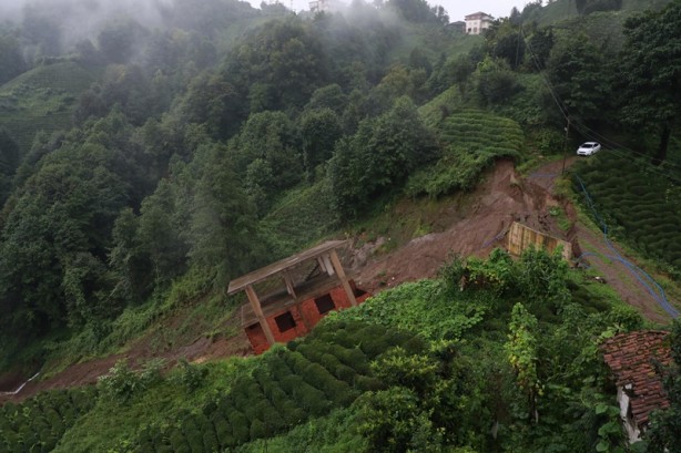 Foto - Rize'de şiddetli yağış sonrası toprak kayması! 3 katlı bina kayarak yan yattı