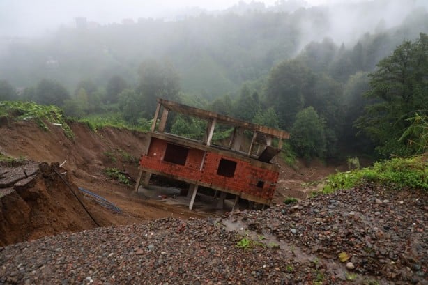 Rize'de şiddetli yağış sonrası toprak kayması! 3 katlı bina kayarak yan yattı