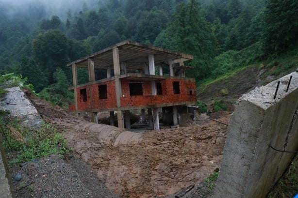 Foto - Rize'de şiddetli yağış sonrası toprak kayması! 3 katlı bina kayarak yan yattı
