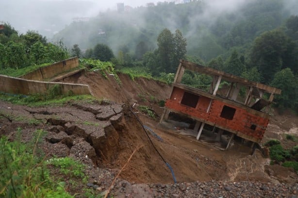 Foto - Rize'de şiddetli yağış sonrası toprak kayması! 3 katlı bina kayarak yan yattı