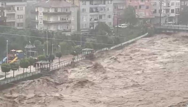 Rize'de yine sel! Dereler taştı, yollar ulaşıma kapandı
